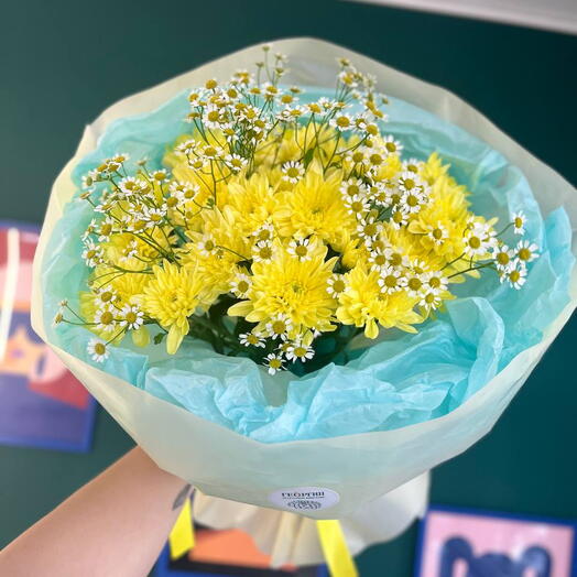 Букет из хризантем и ромашки