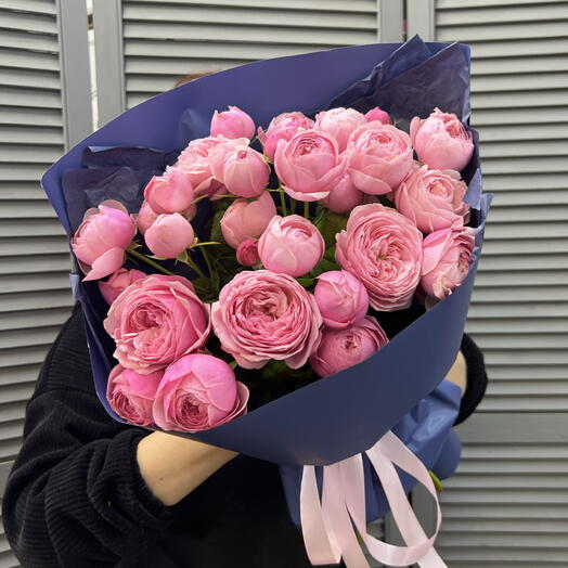 Строгий букет из кусовых роз 💓