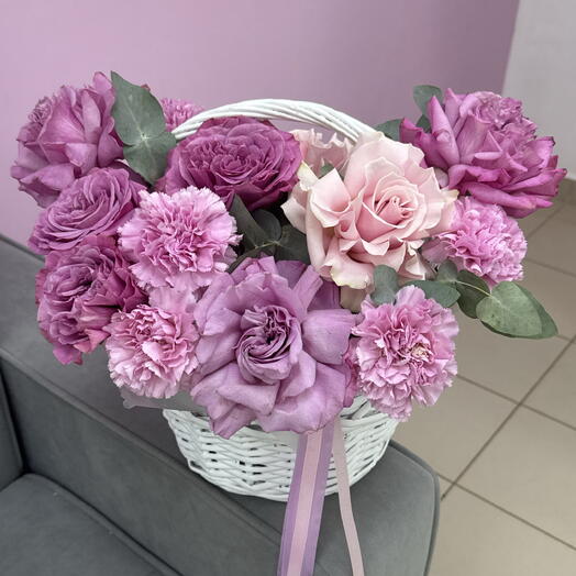 Корзина с лавандовыми ажурными розами и эвкалиптом
