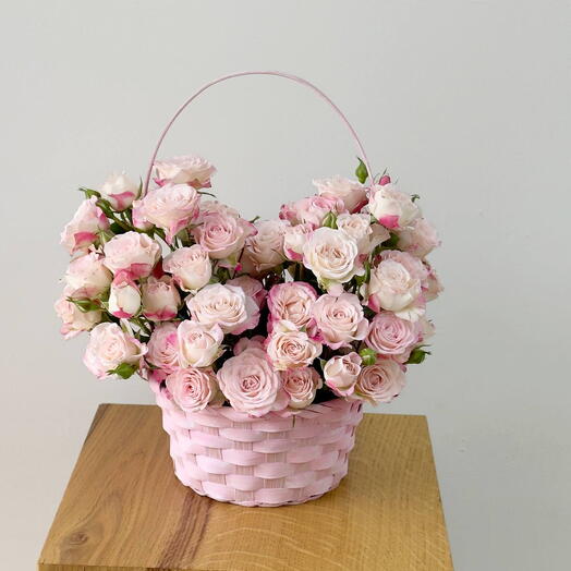 Корзинка из кустовых розовых роз
