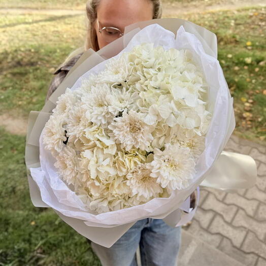 Сборный белоснежный букет из хризантем и гортензий