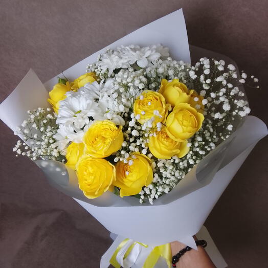 Пионовидные розы с Хризантемой и гипсофилой 💛