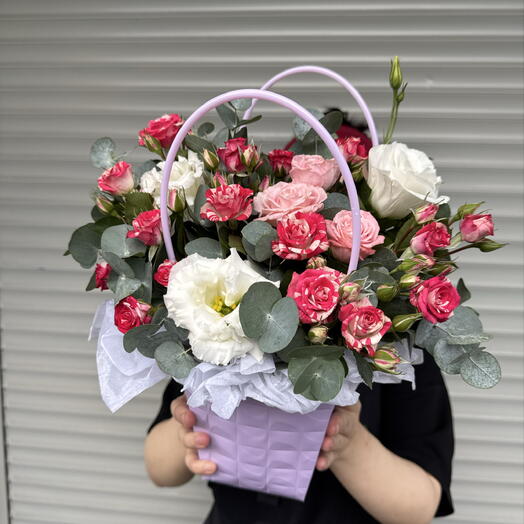 Сумочка «поцелуй под дождем» 🌦️в составе кустовые розы, лизиантус, эвкалипт