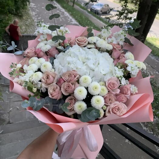 Авторский букет с гортензией и кустовой розой