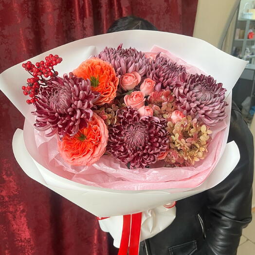 Букет с хризантемами бигуди, розами и гортензиями