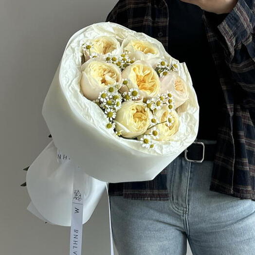 Букет из роз и танацетума