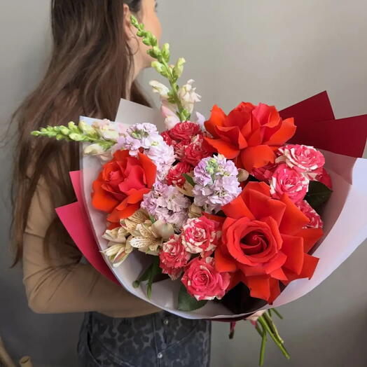 Яркий букет французские розы, маттиола, альстромерия, антиринум