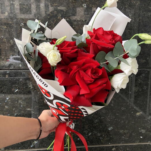 Букет красных Софи лорен с эустомой