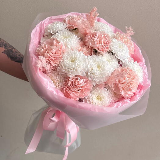 Нежный букет из розовых гвоздик и белых хризантем💖