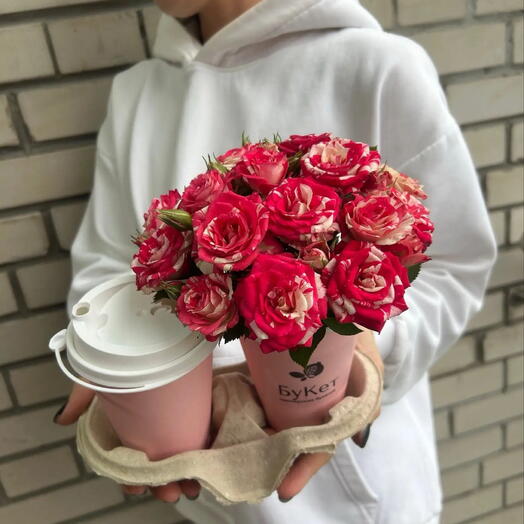 Кофейный дуэт (цветы розы кустовые и кофе) для настроения доставка цветов бердск