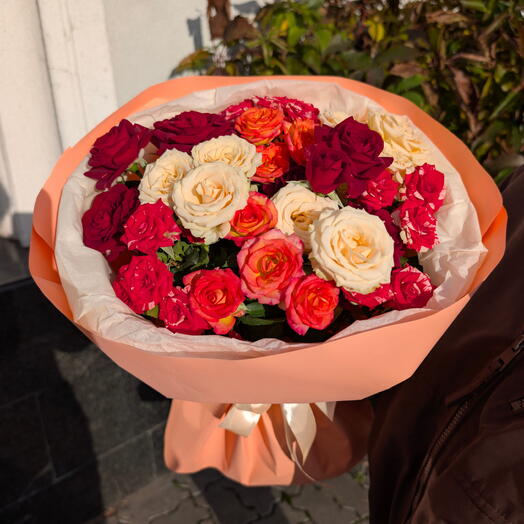 Яркий микс из 9 веток кустовых роз 🌹