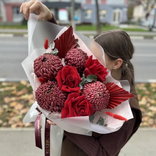 Осенний букет с красными розами