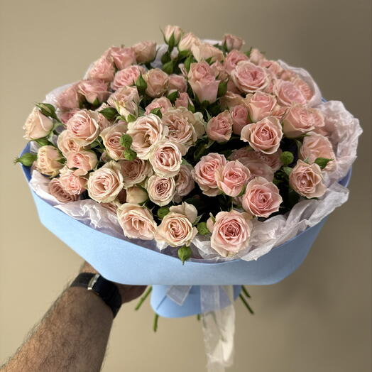 Букет из нежных кустовых роз с рускусом