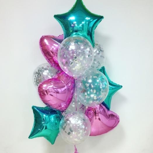 Composición con estrellas y corazones de papel de aluminio