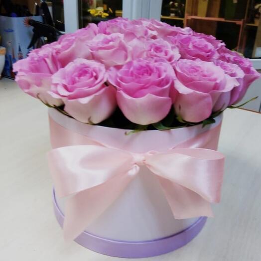 25 pink roses in a box