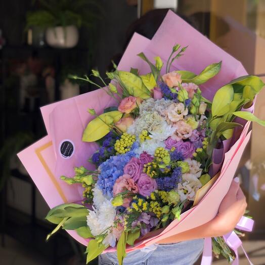 The bouquet is a bright compliment