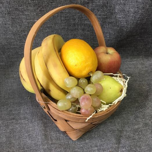 Корзина с фруктами для дорогих и близких