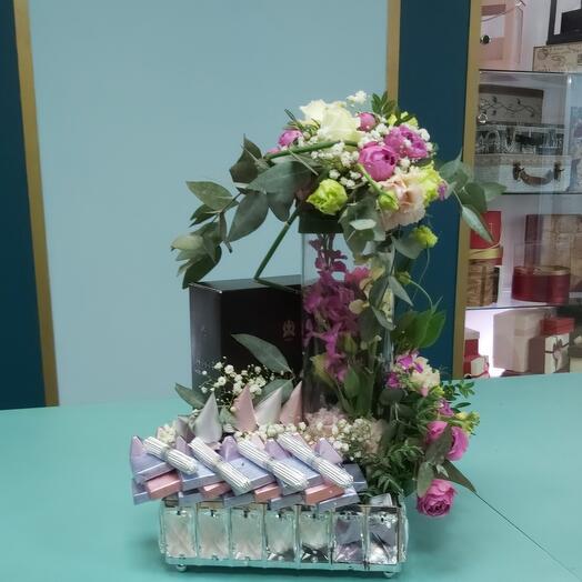 Композиция из конфет и из подарков