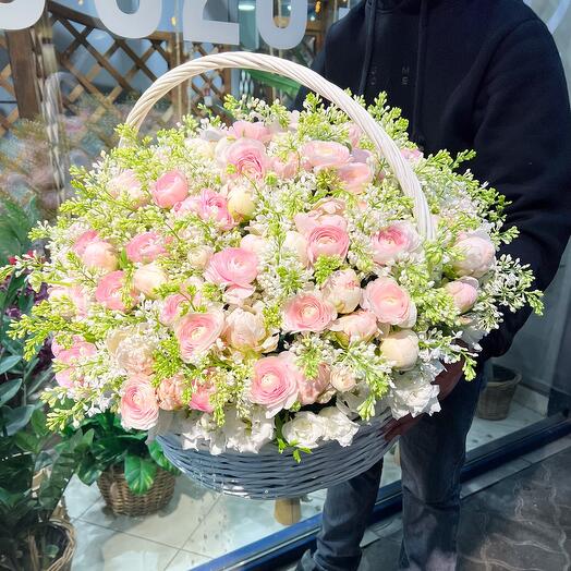 Cesta de peonías, Ranunculus y lila
