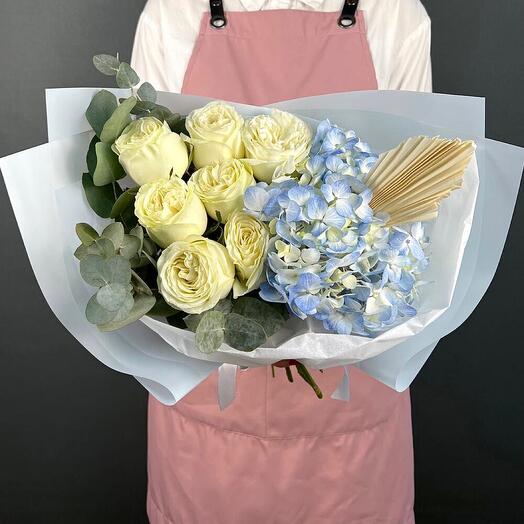 Ramo de Hortensias azules y Rosas blancas en forma de peonía