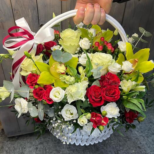 Корзина с цветами класика
