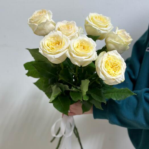 7 peony-shaped roses