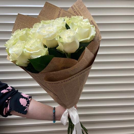 Ramo de 15 rosas blancas en artesanía
