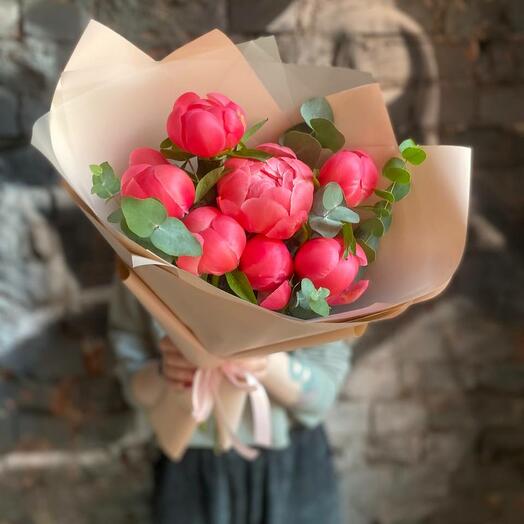Bouquet of 7 coral peonies and eucalyptus in a designer package "Gravity Falls"