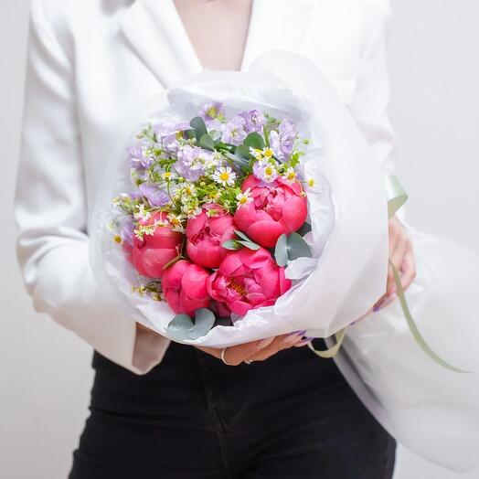 Коралловые пионы с ромашкой