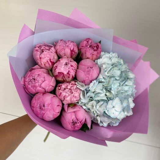 Peonías con hortensias