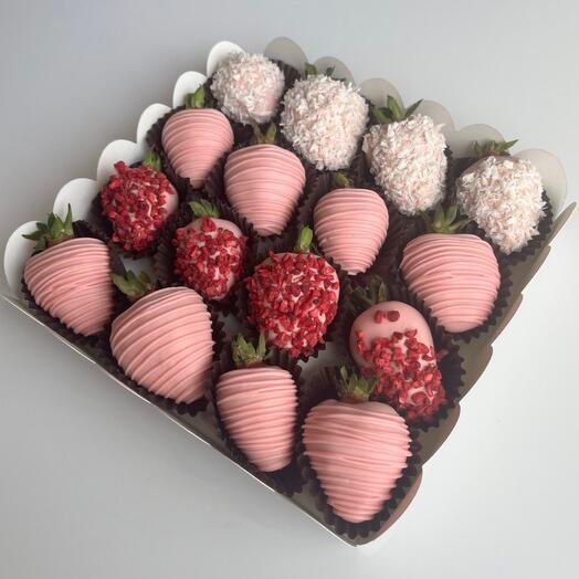 Клубника в розовом шоколаде
