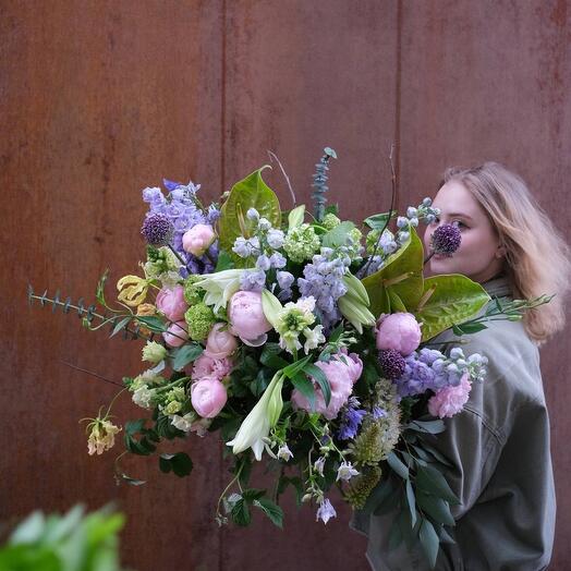 Лилии, дельфиниум и пионы - Большой необычный букет