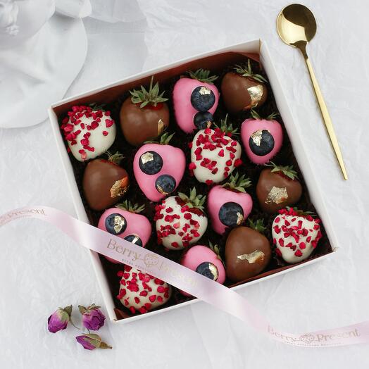 Клубника в шоколаде "Черничный десерт" 16-20 ягод