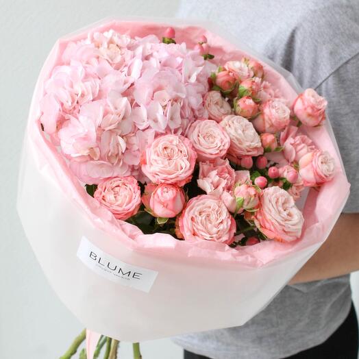 Авторский букет с розовой гортензией и пионовидными кустовыми розами "Мия"