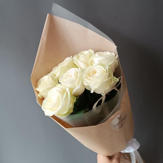 7 белых роз в крафт