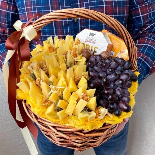 Сырная корзина с орехами, шоколадом и виноградом