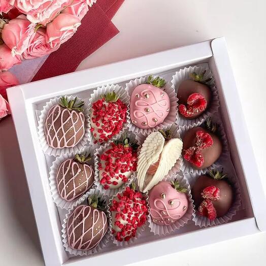 Strawberry box "Bueno" strawberries in Italian chocolate