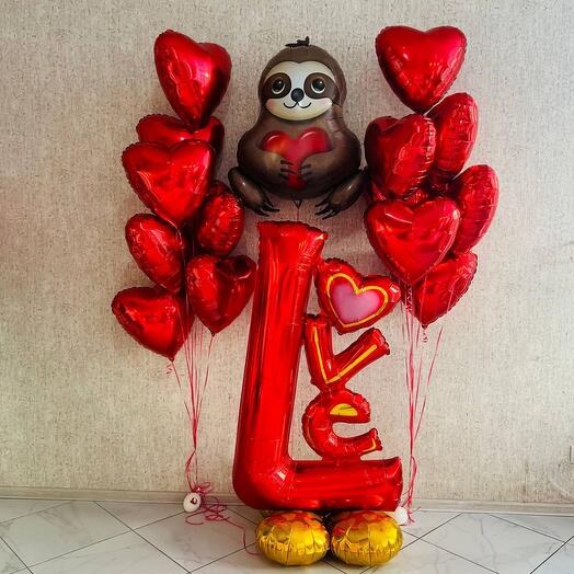 Композиция воздушных шаров с ленивцем с красными сердцами love 16 шт