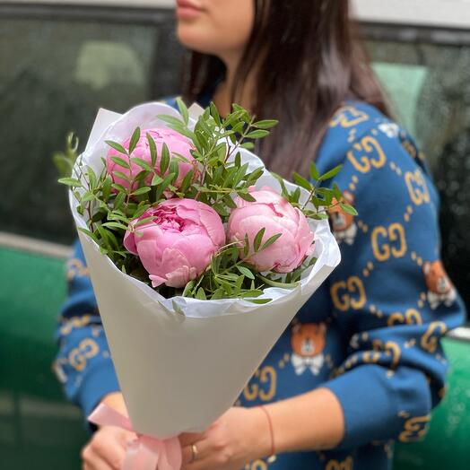 3 розовых пионов с зеленью