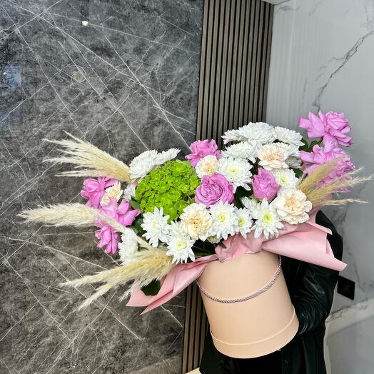 Цветы в коробке с гортензией