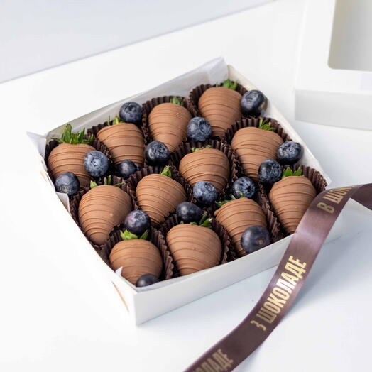 Клубника в шоколаде «Шоколадный блюз» 9-12 ягод с голубикой