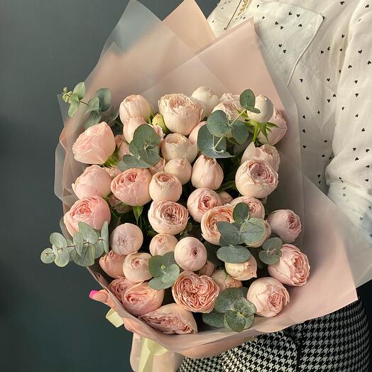 Monobucket of Peony-shaped bush roses