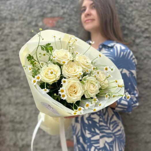 Букет белых роз с ромашкой