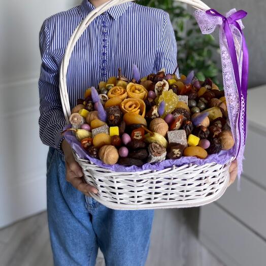 Большая корзина с сухофруктами и орехами