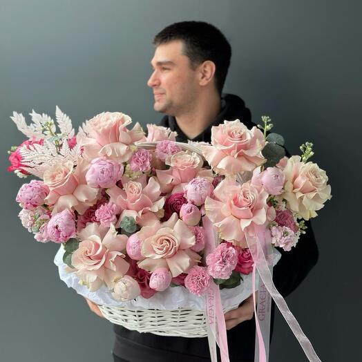 Корзина с пионами и гортензиями
