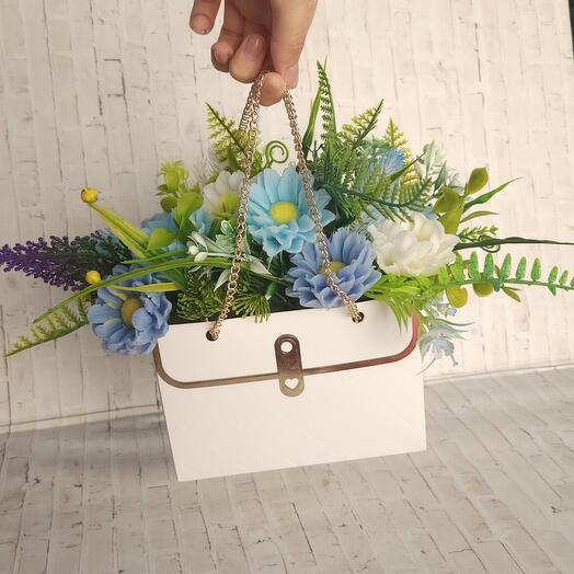 Подарок-сумочка с мыльными цветами «Нежность в руках»