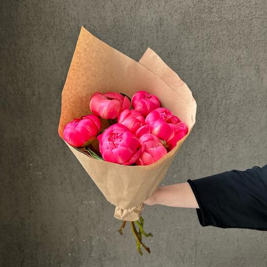 7 коралловых пионов в жатом крафте/ Цветы/ букет от RoseMarkt