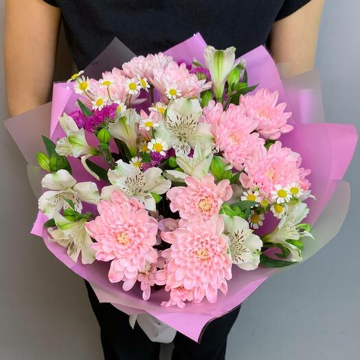 Bright prefabricated bouquet with chamomile