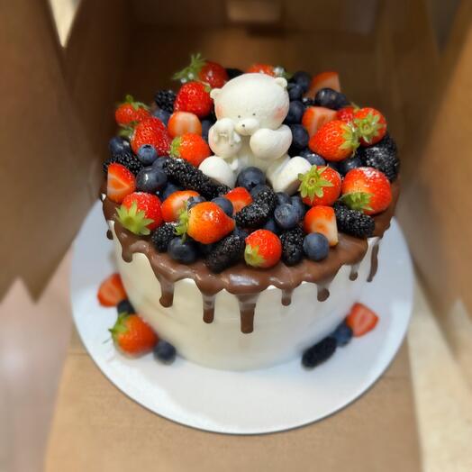 Pastel con bayas y oso de chocolate