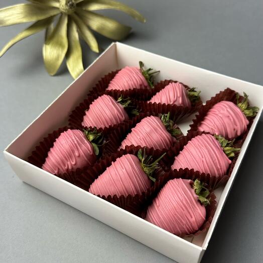 Клубника в розовом шоколаде 9 штук